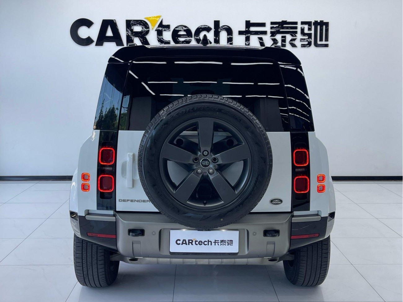 Land Rover Defender 2024