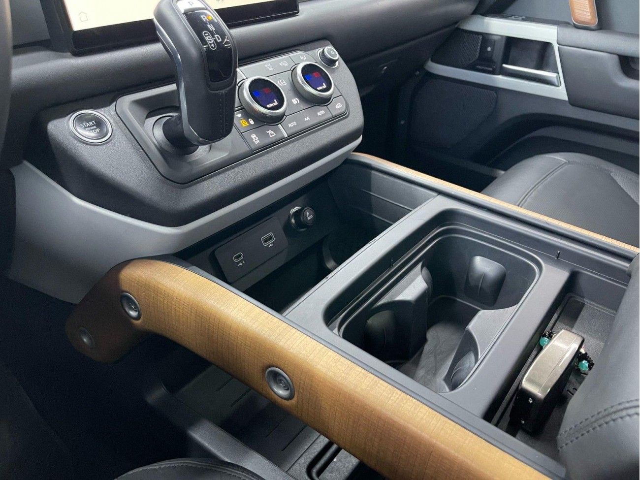 Land Rover Defender 2022