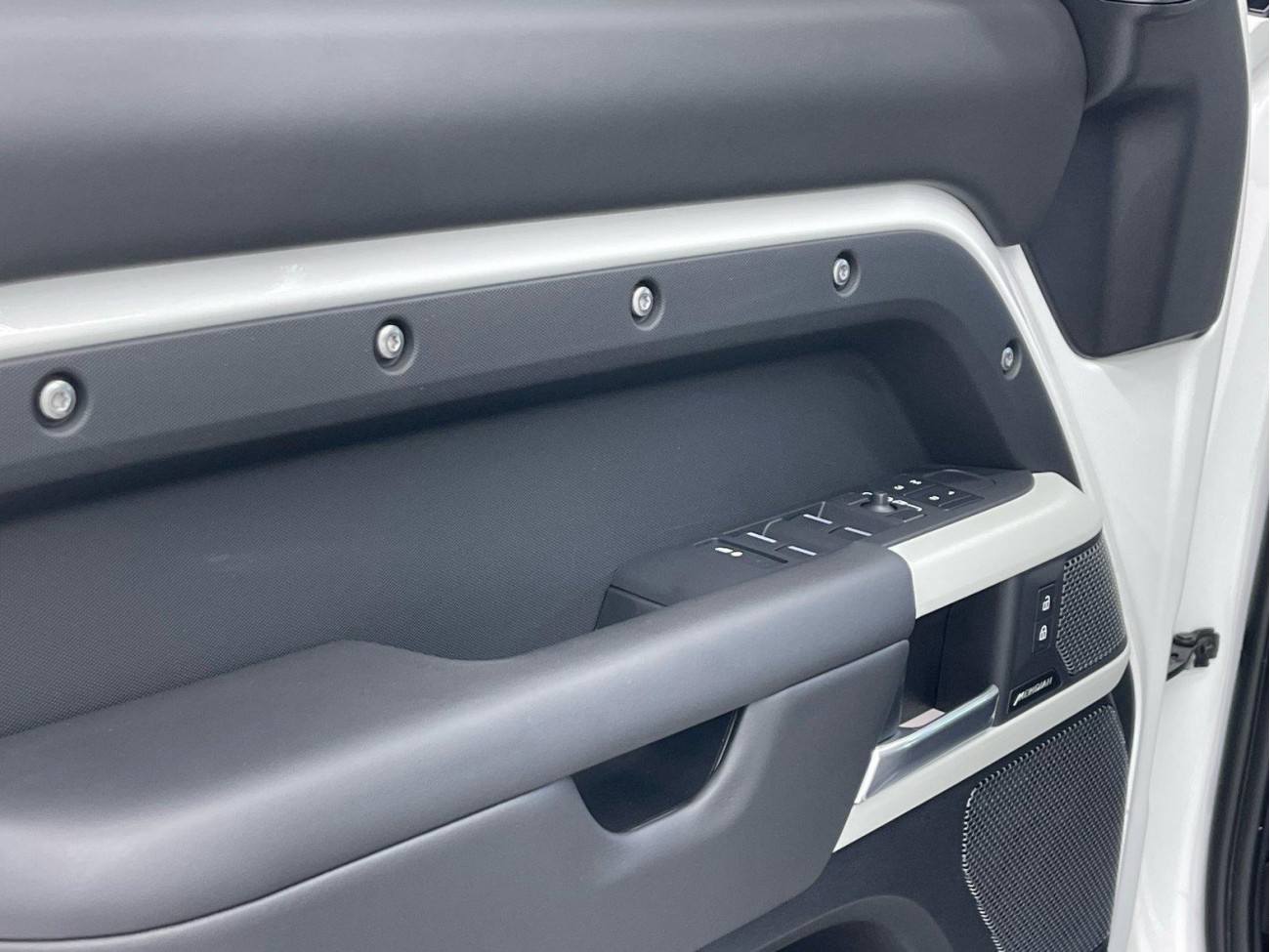 Land Rover Defender 2024
