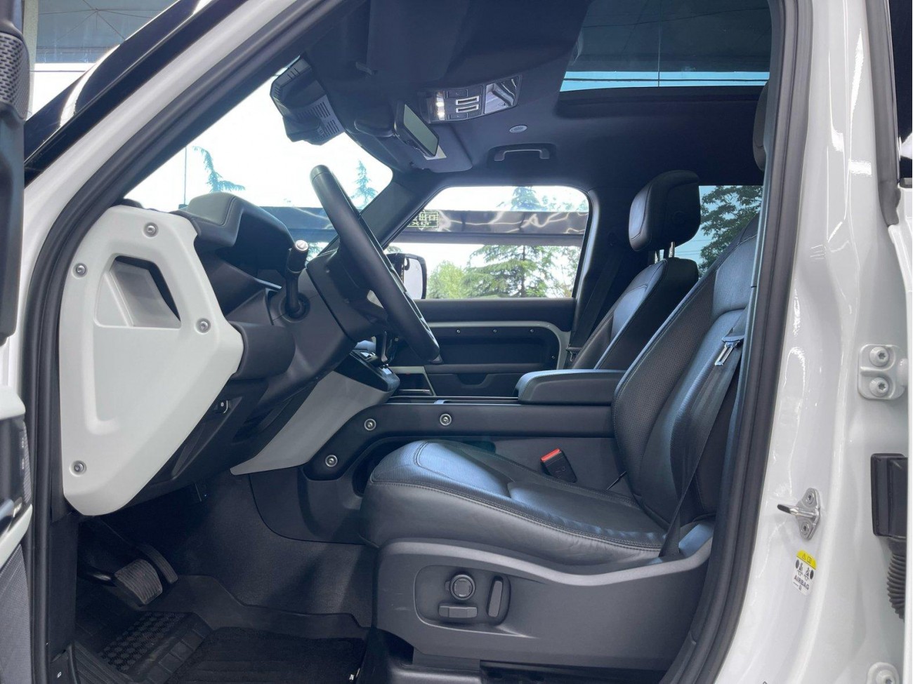 Land Rover Defender 2024