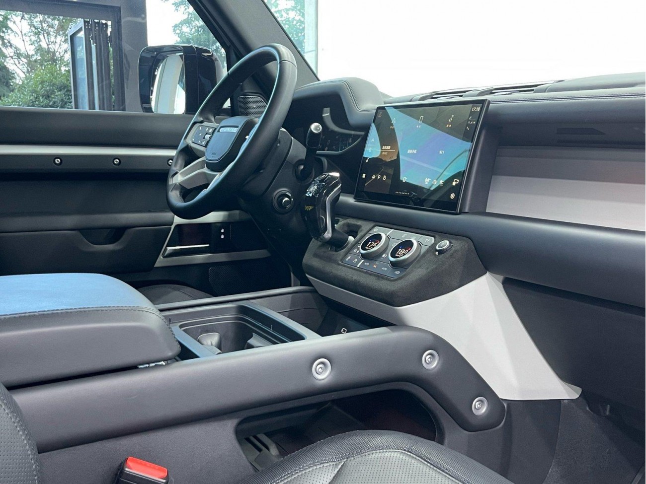 Land Rover Defender 2024