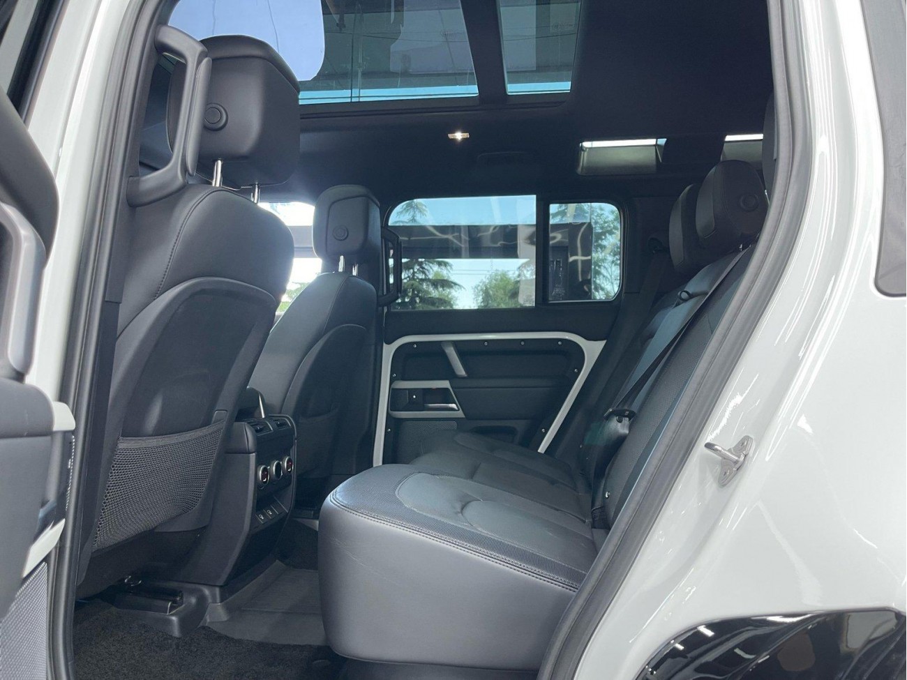 Land Rover Defender 2024