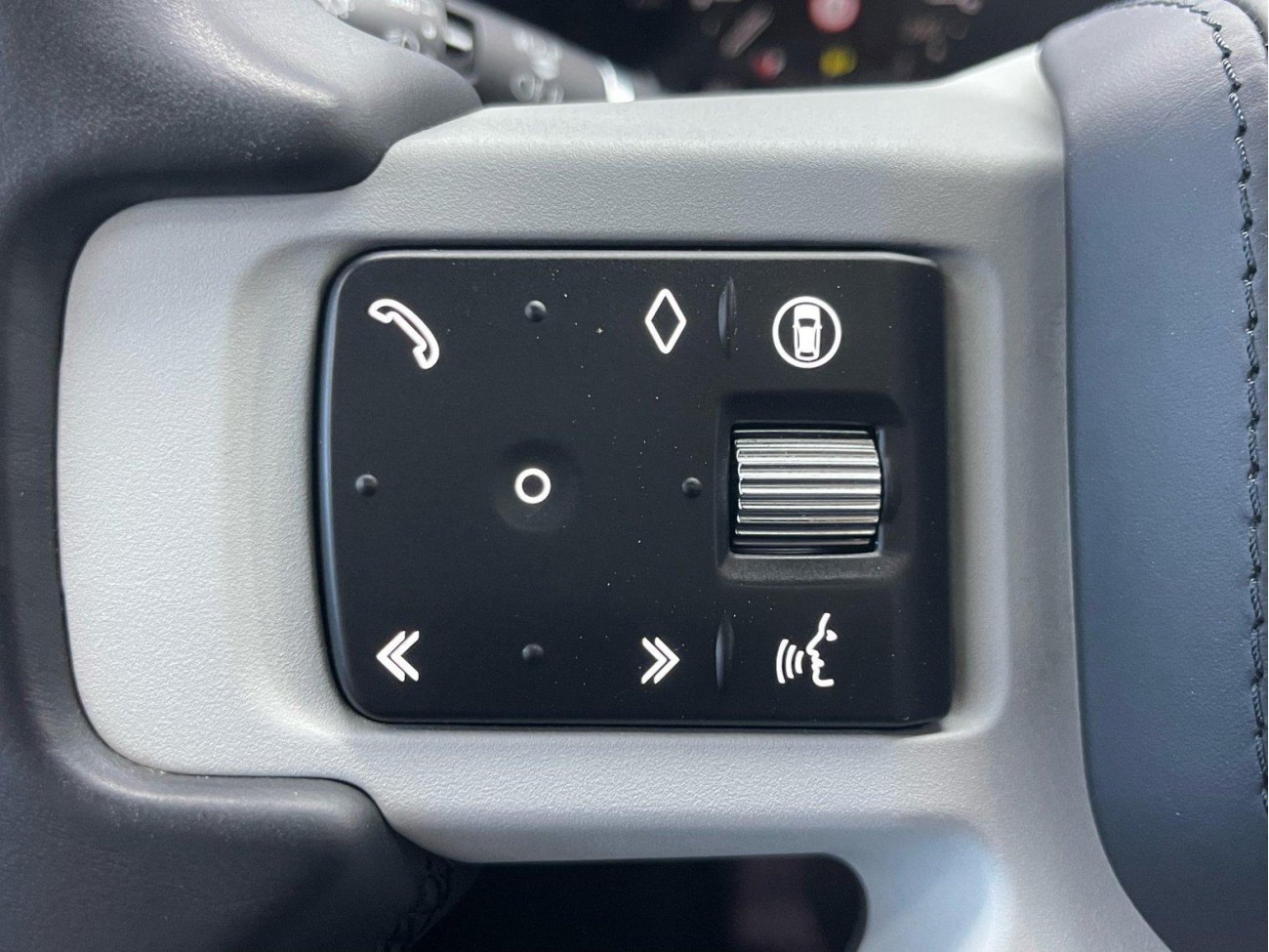 Land Rover Defender 2024