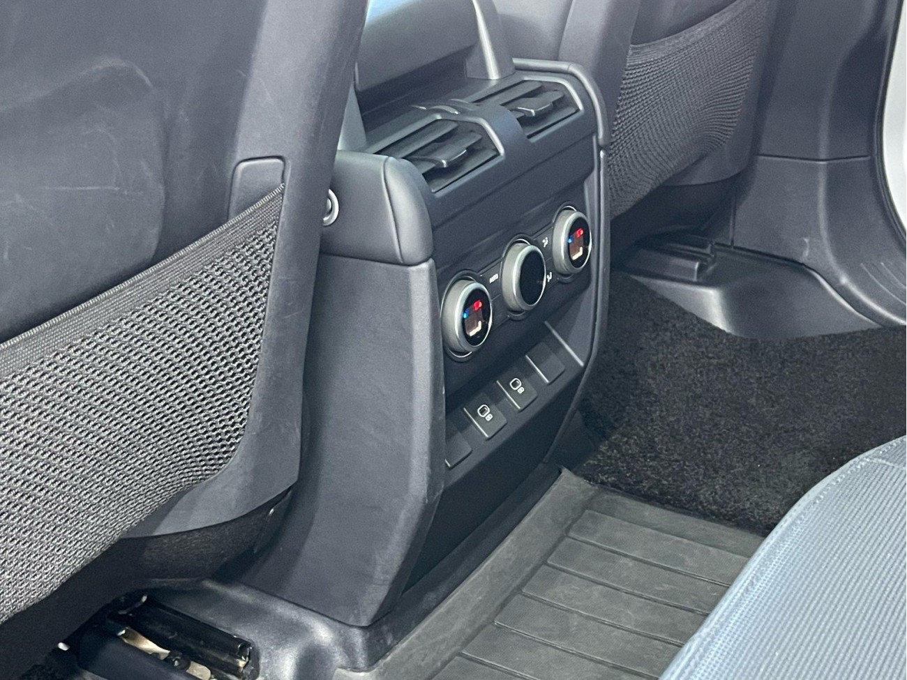 Land Rover Defender 2024