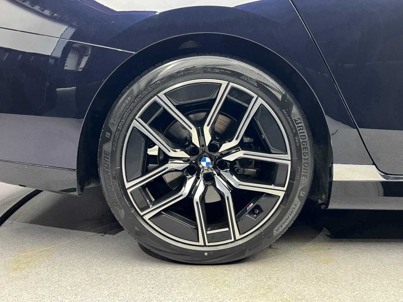 BMW 735Li 2025
