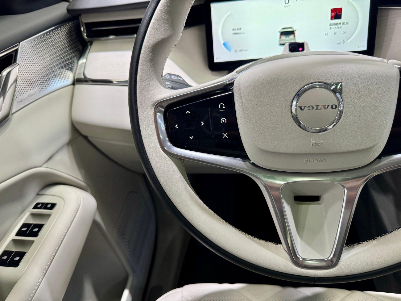 Volvo EM90 2025