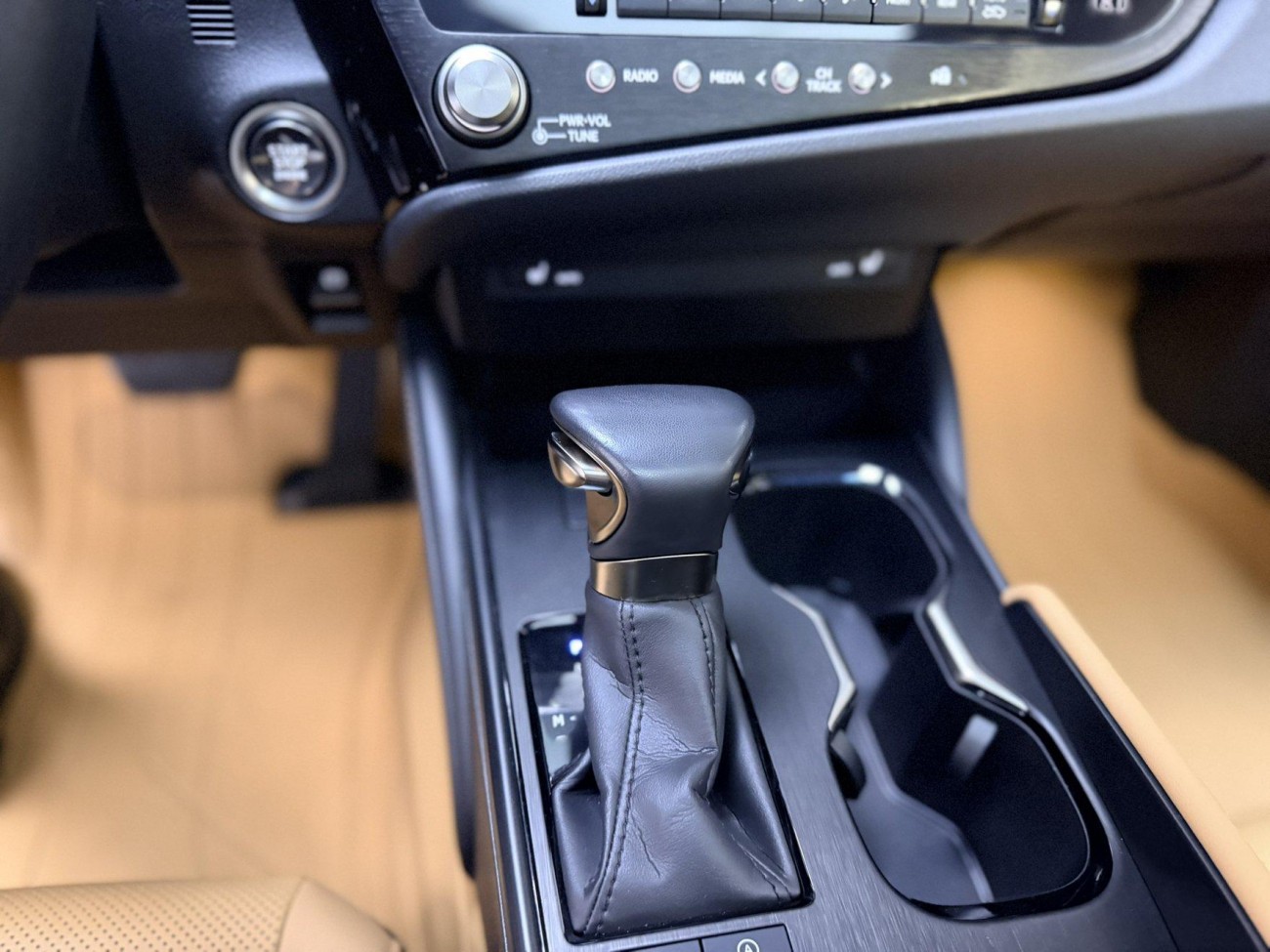 Lexus ES 200 2023