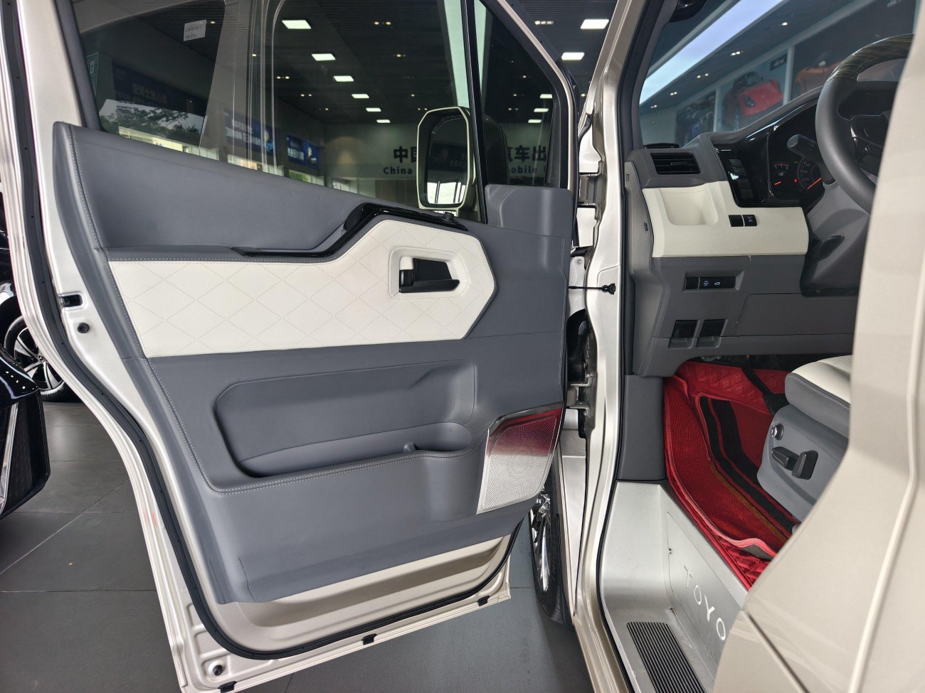 Toyota HiAce 2023