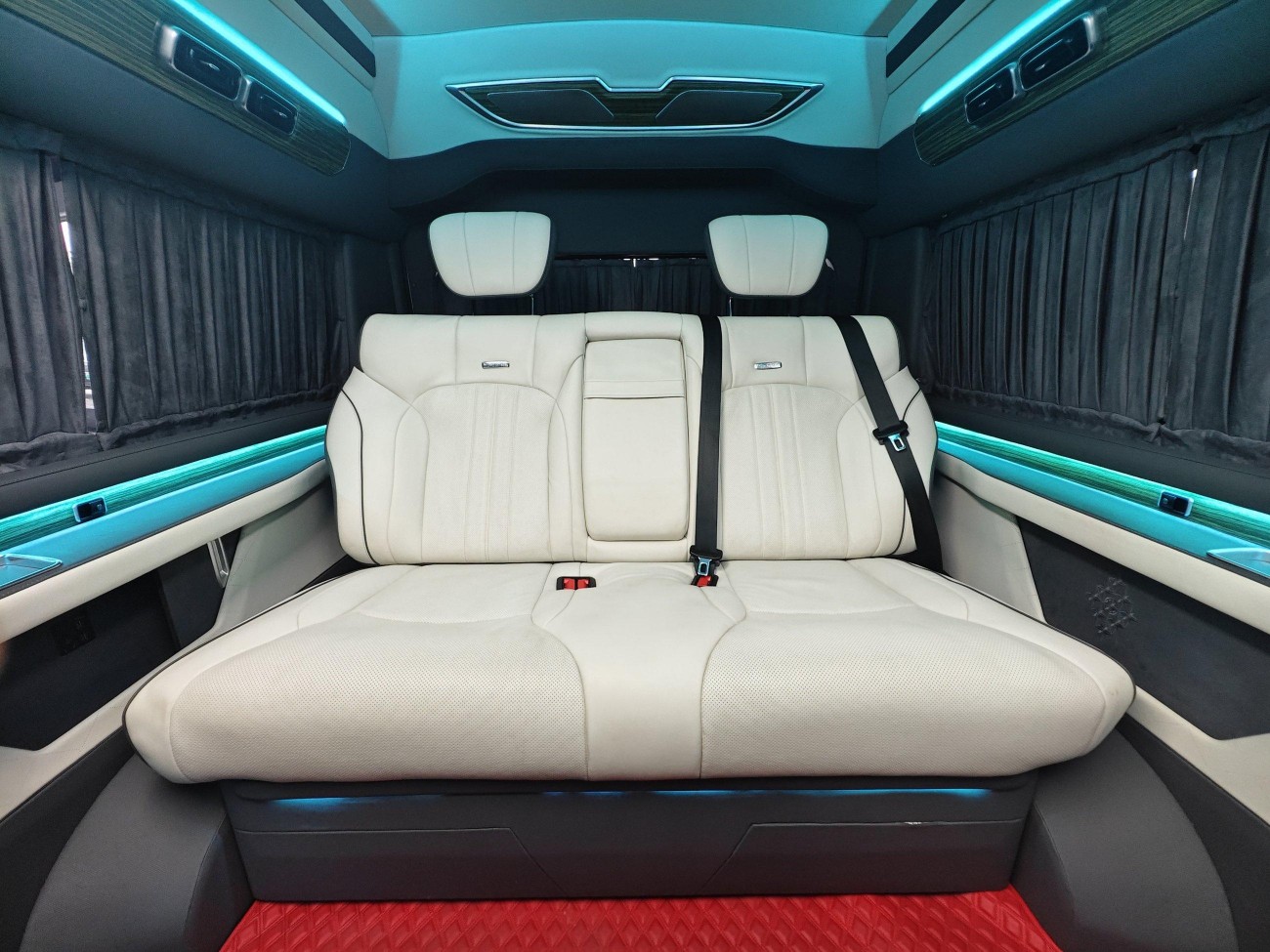 Toyota HiAce 2023