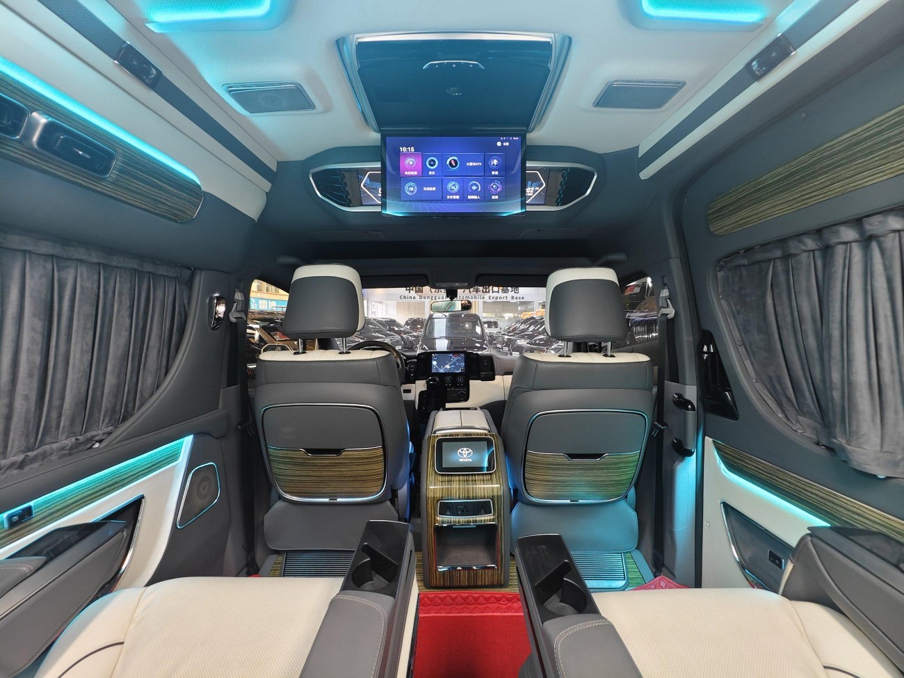 Toyota HiAce 2023