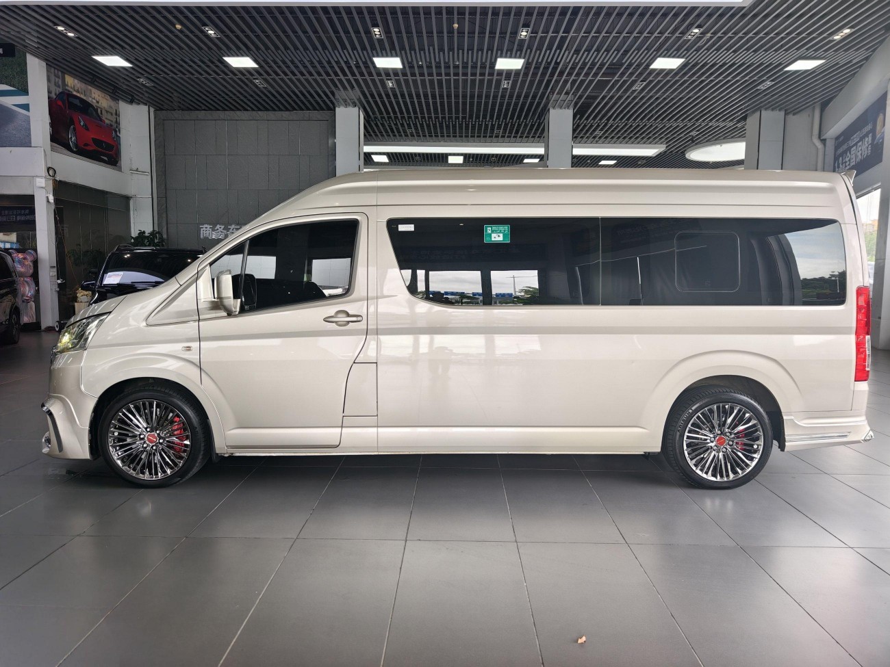 Toyota HiAce 2023