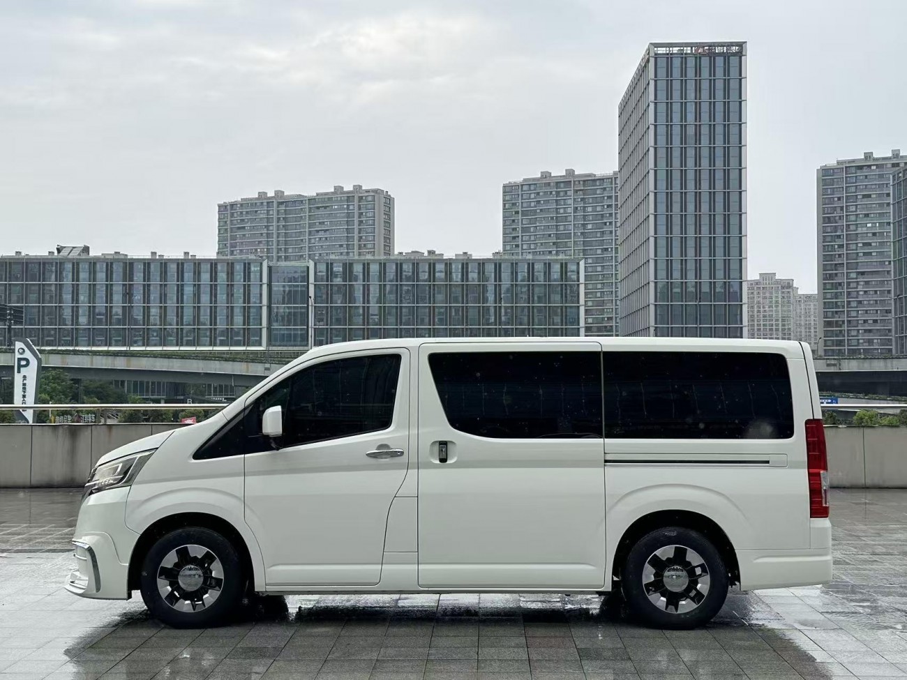 Toyota HiAce 2025