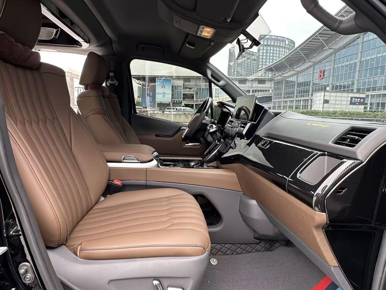 Toyota HiAce 2025