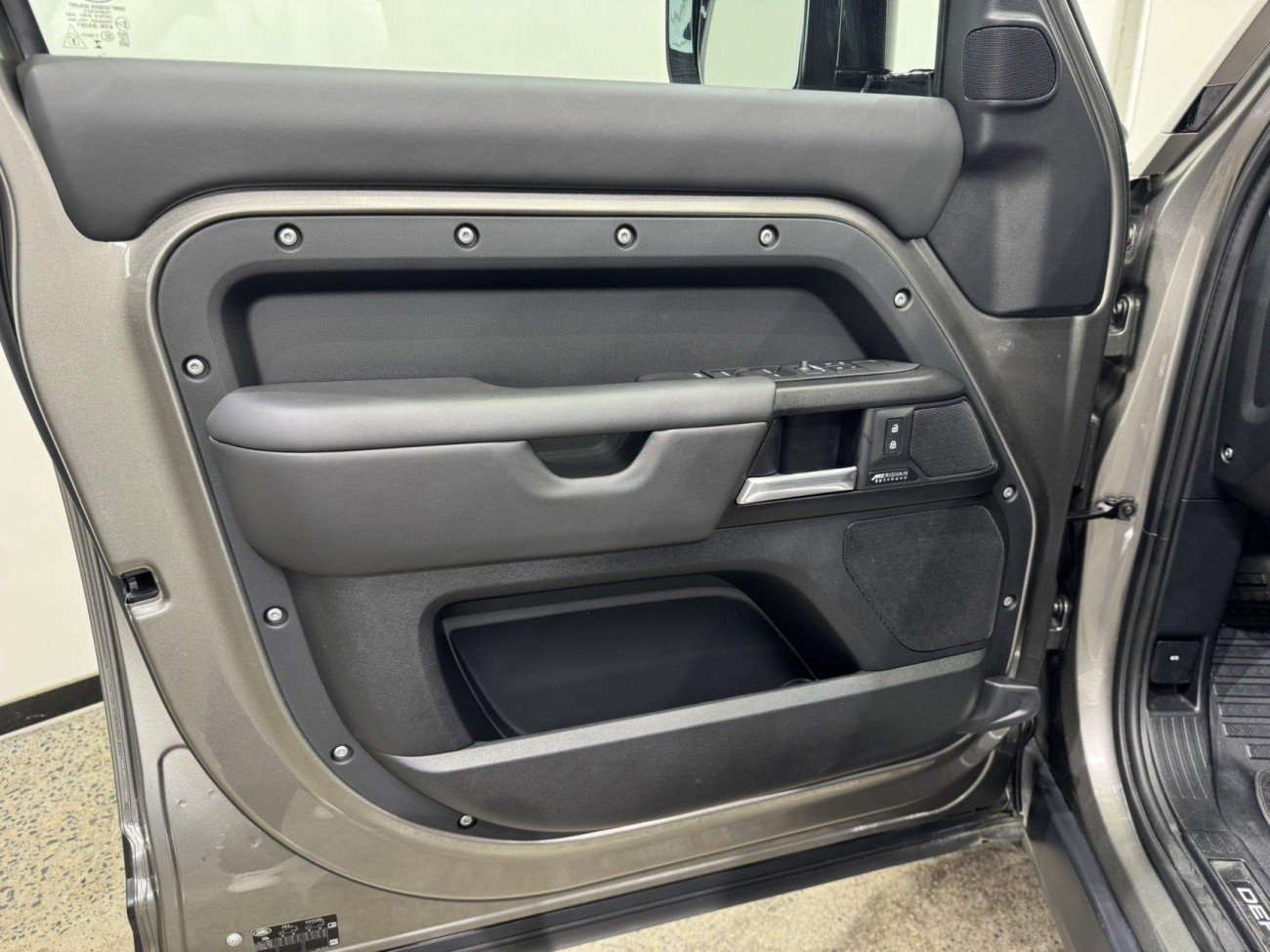 Land Rover Defender 2024