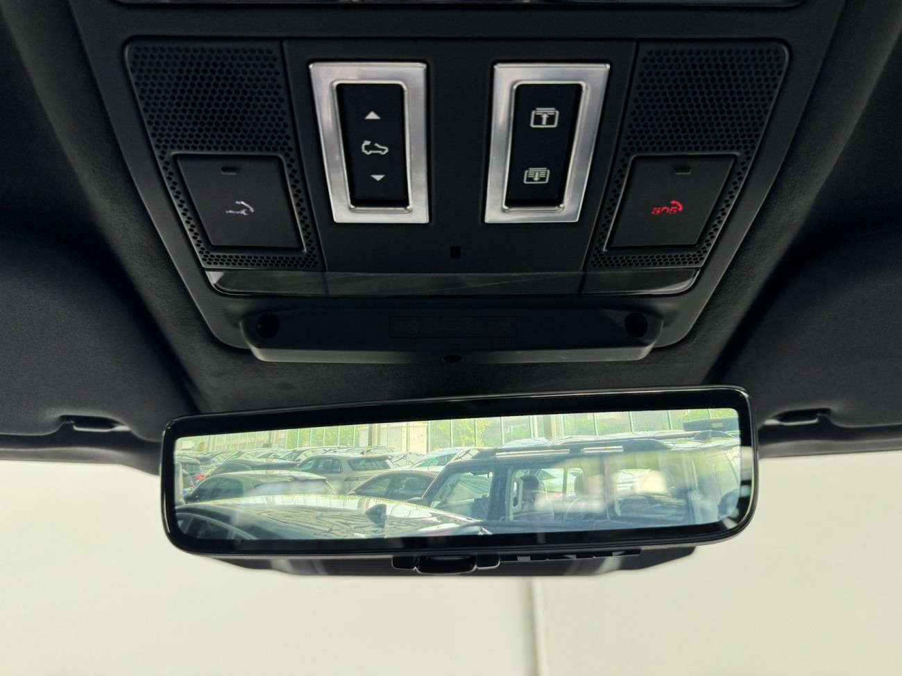 Land Rover Defender 2024