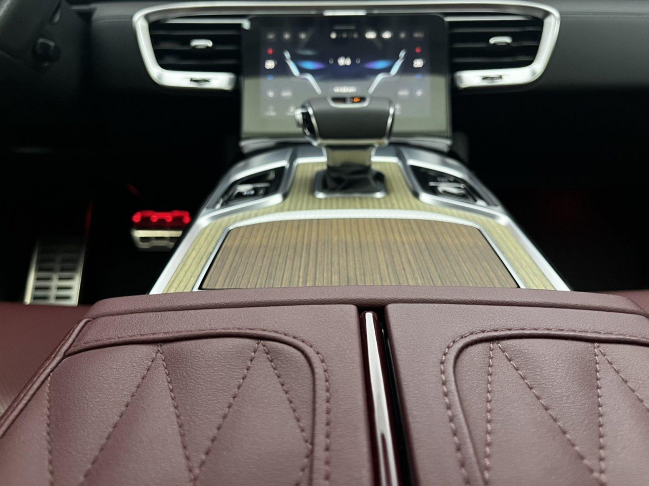 Hongqi E-HS9 2023