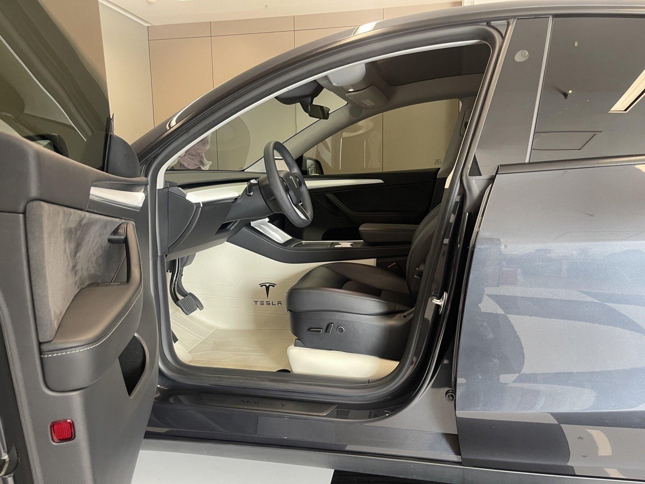Tesla Model Y 2025