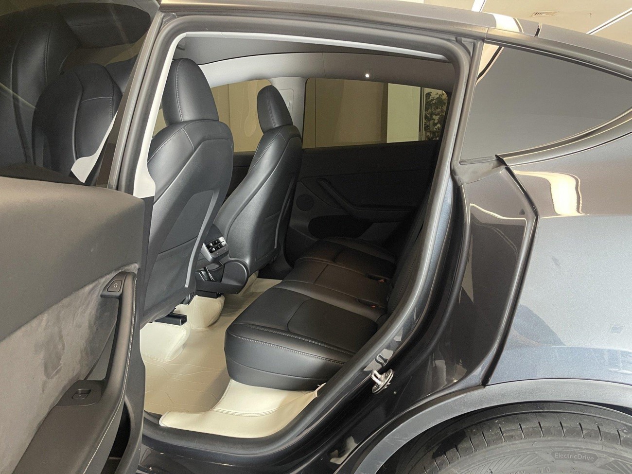 Tesla Model Y 2025