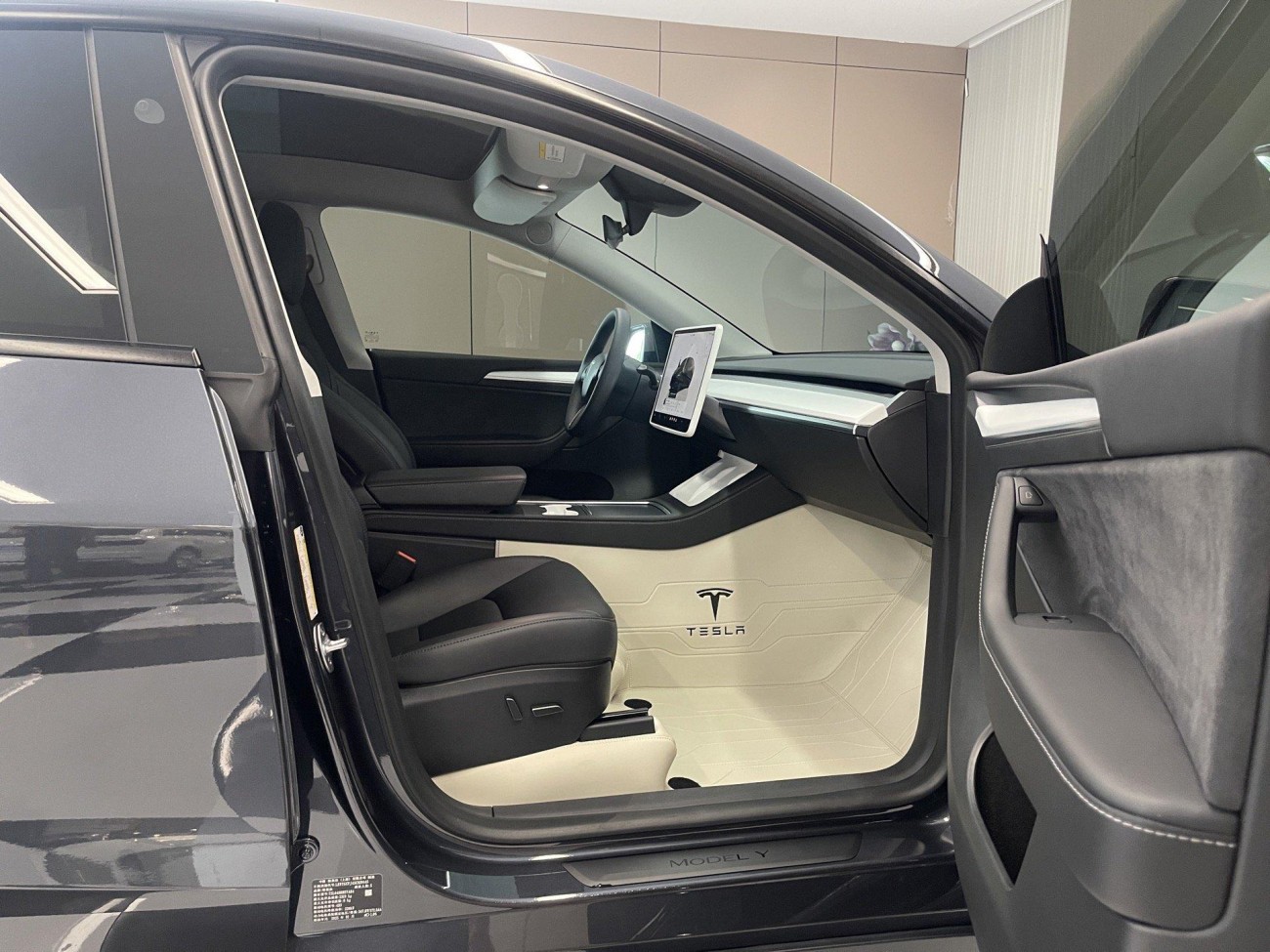 Tesla Model Y 2025