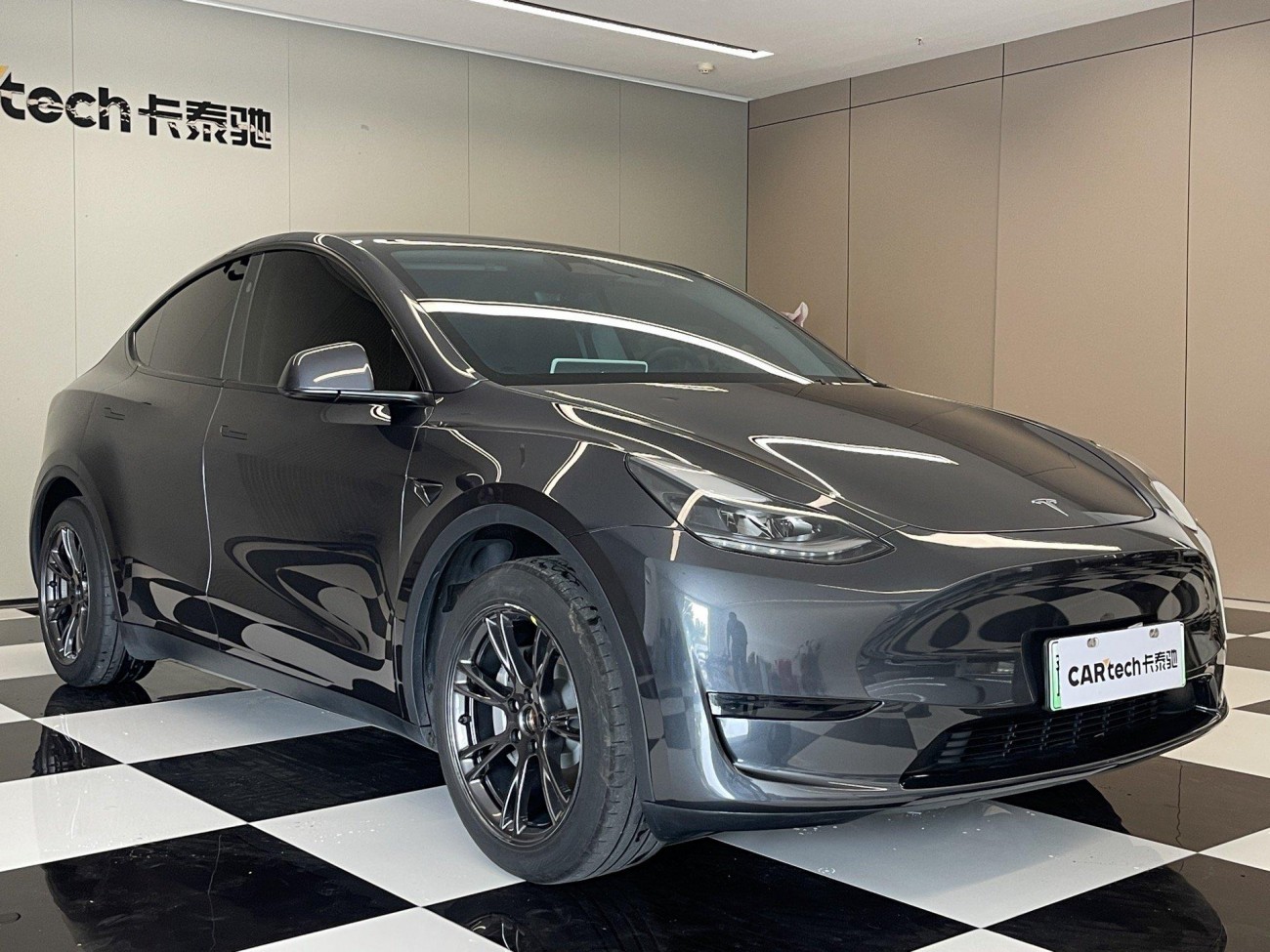 Tesla Model Y 2025