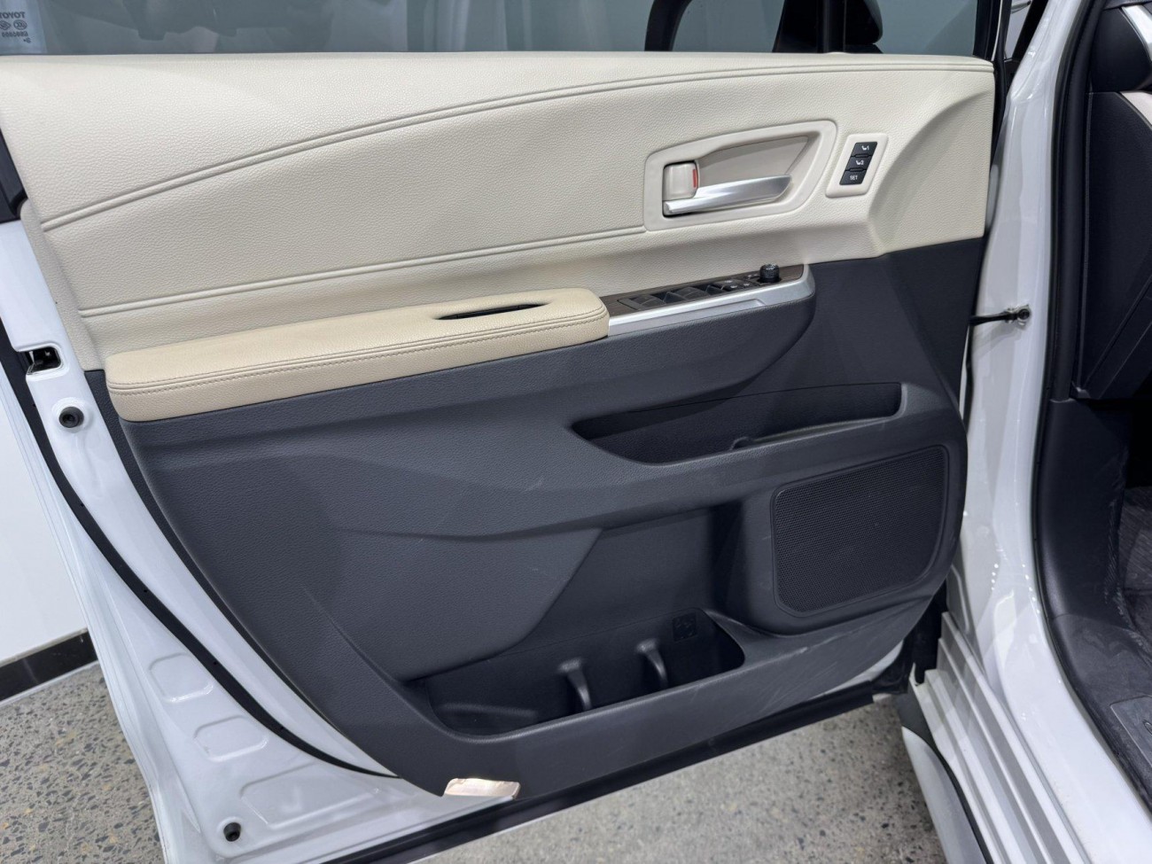Toyota Granvia 2024