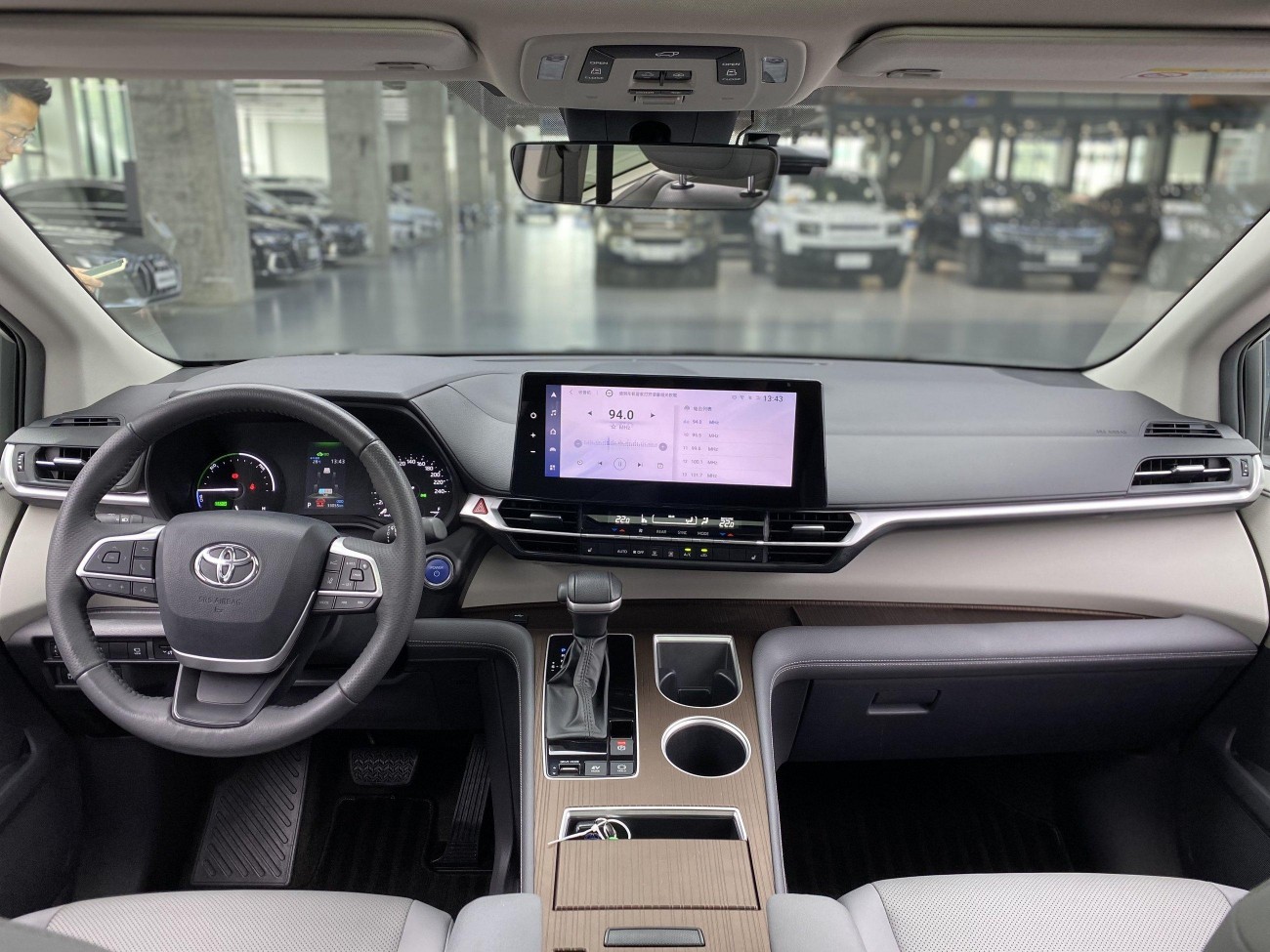 Toyota Granvia 2024