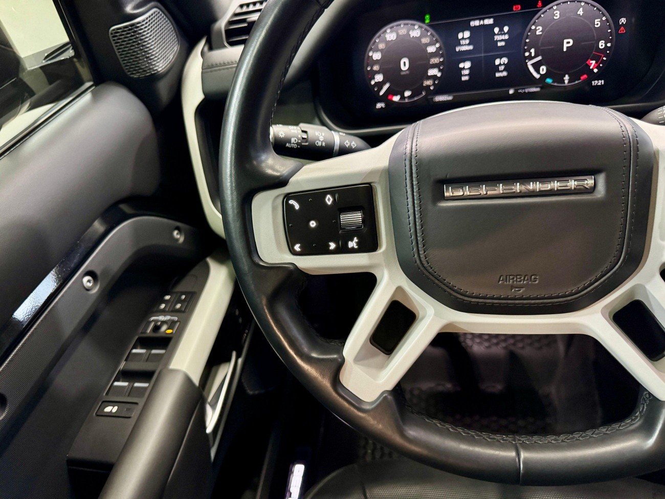 Land Rover Defender 2023