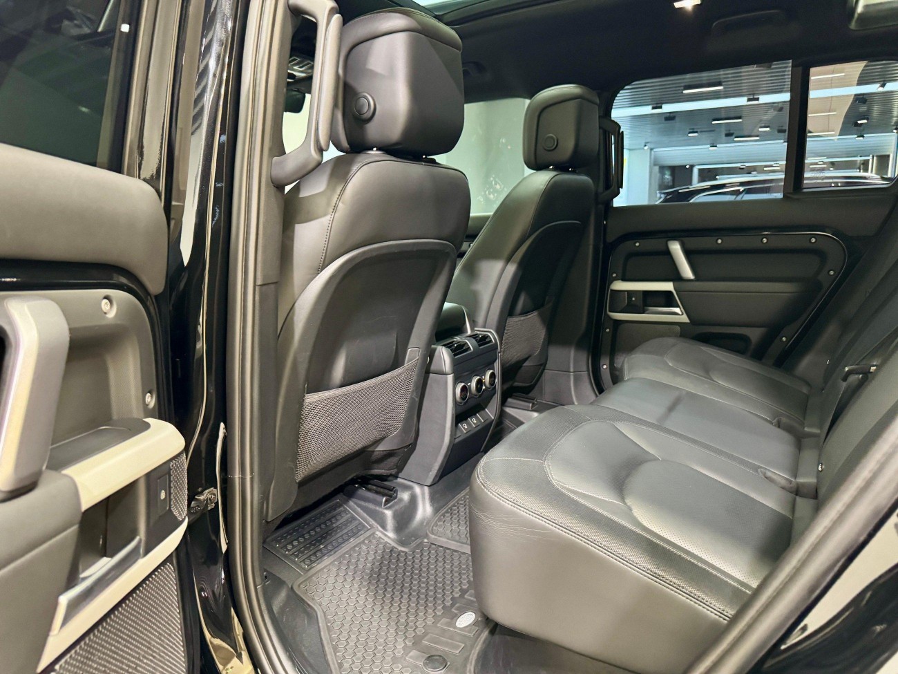 Land Rover Defender 2023
