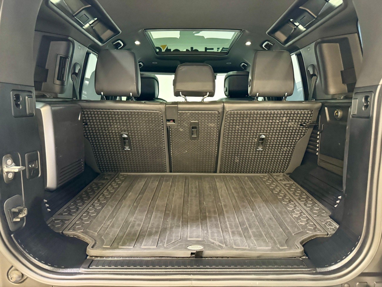 Land Rover Defender 2023