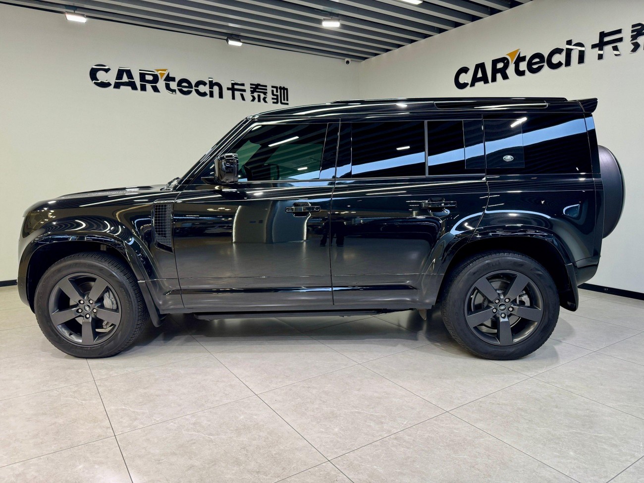 Land Rover Defender 2023