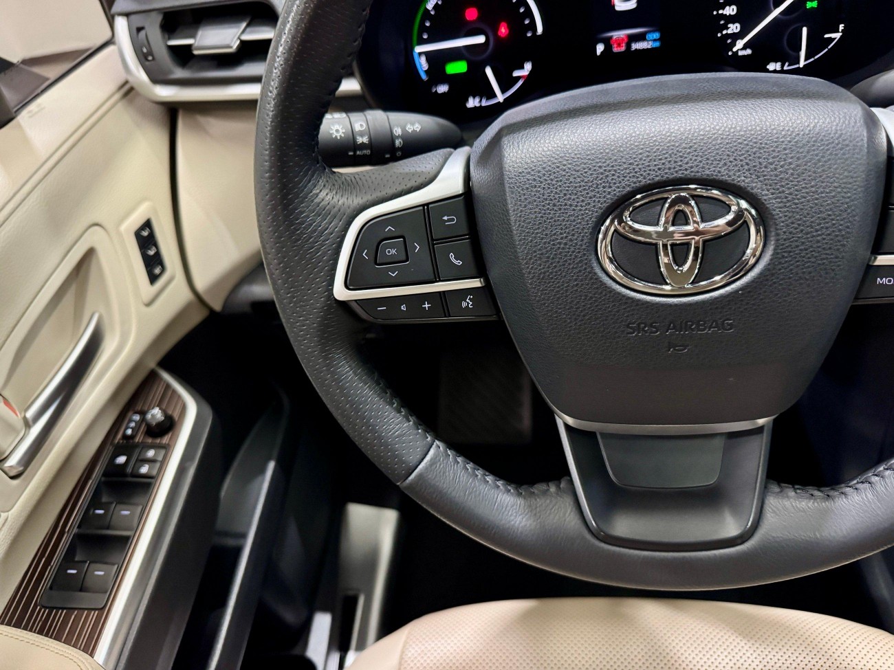 Toyota Granvia 2024