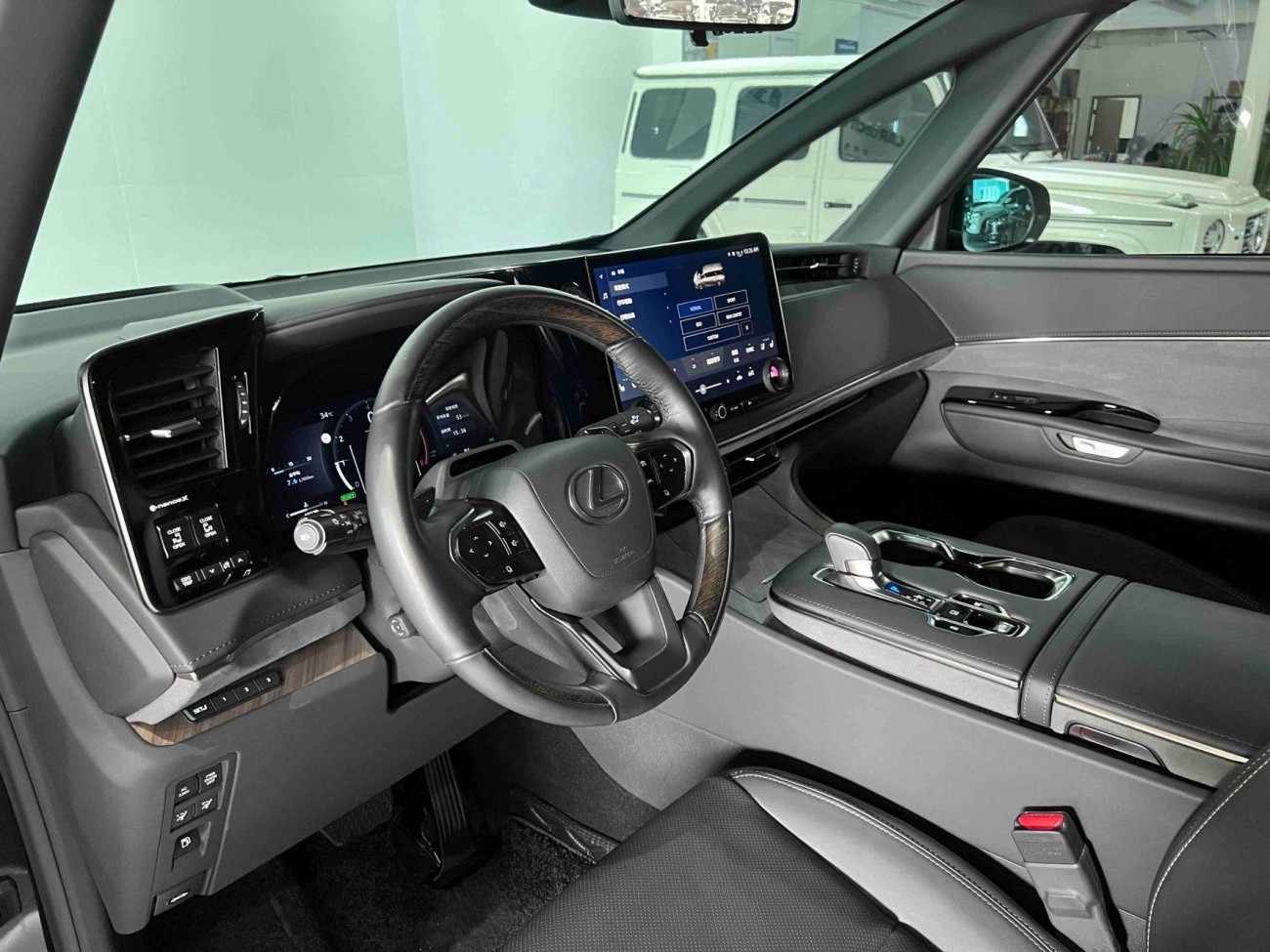 Lexus LM 350h 2024