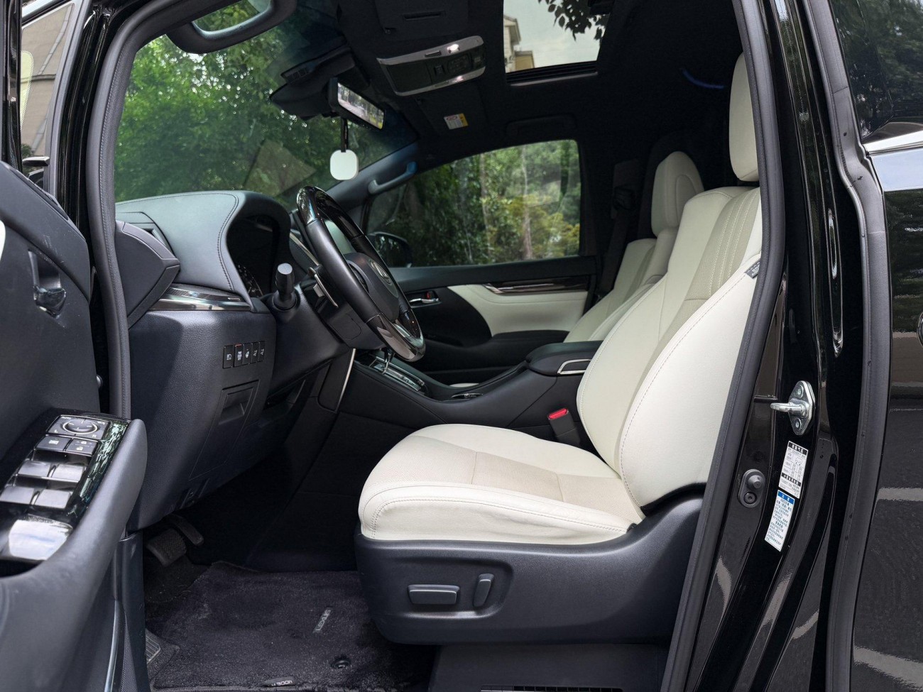 Lexus LM 300h 2022