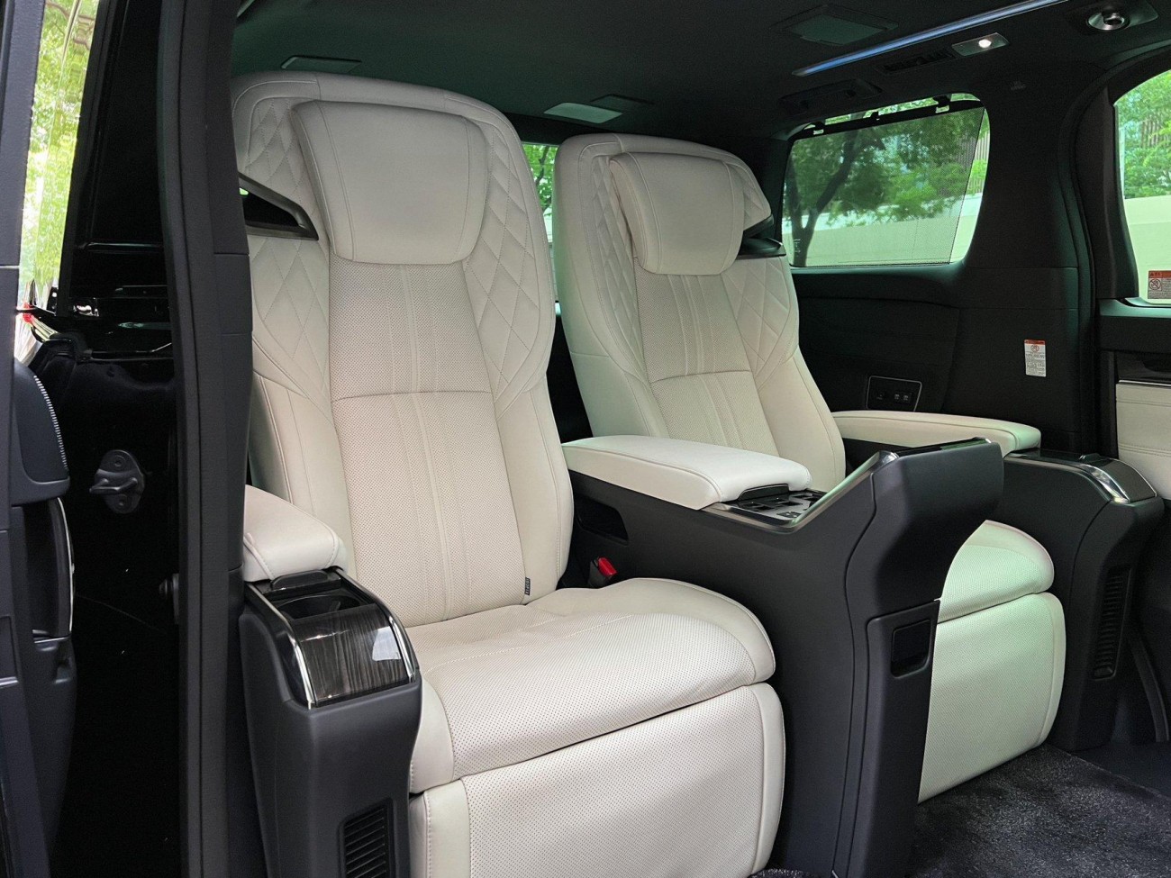 Lexus LM 300h 2022