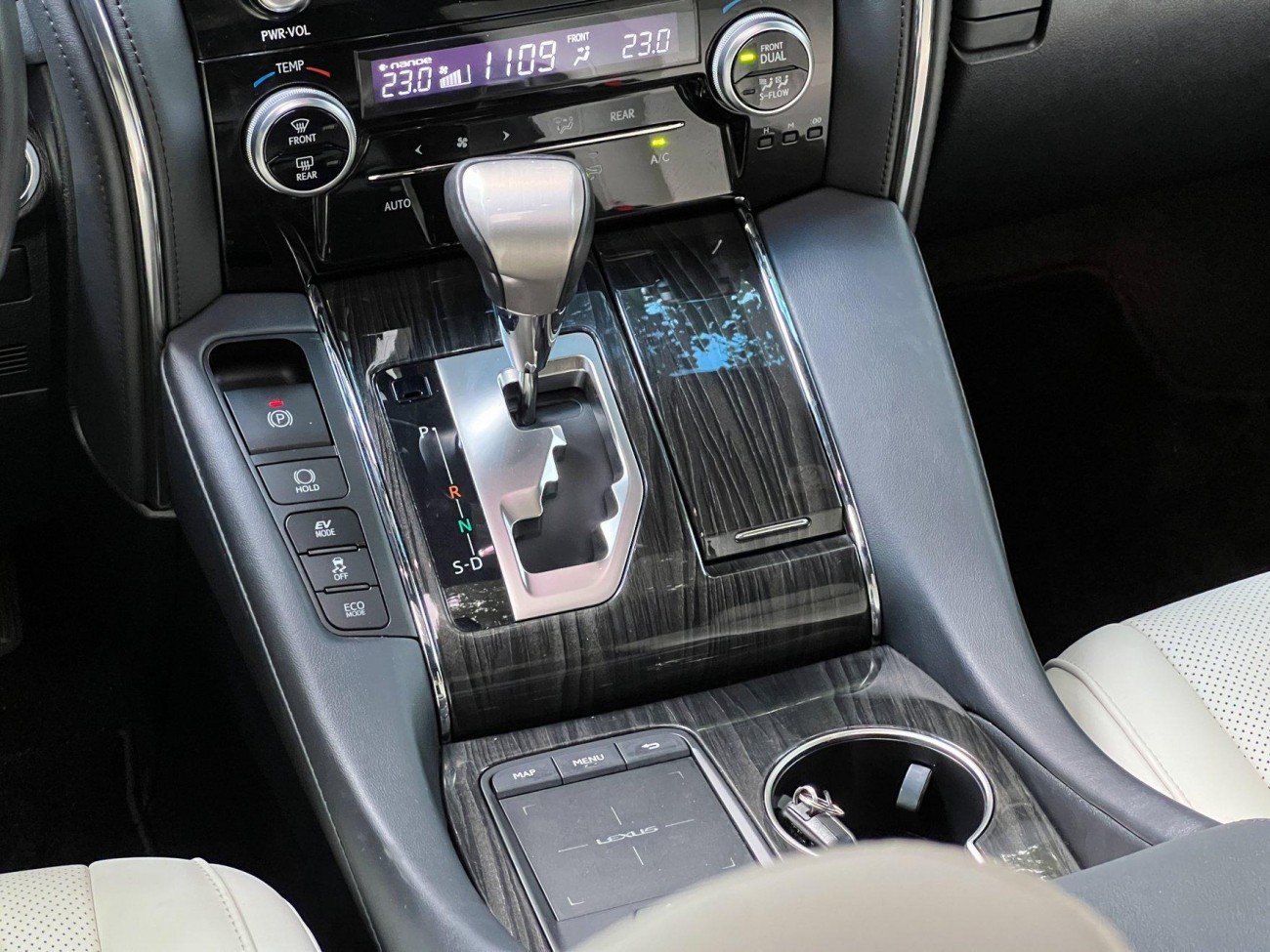 Lexus LM 300h 2022
