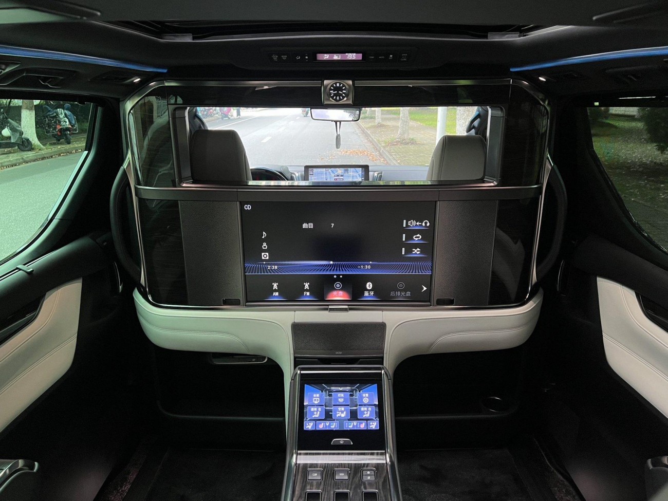 Lexus LM 300h 2022