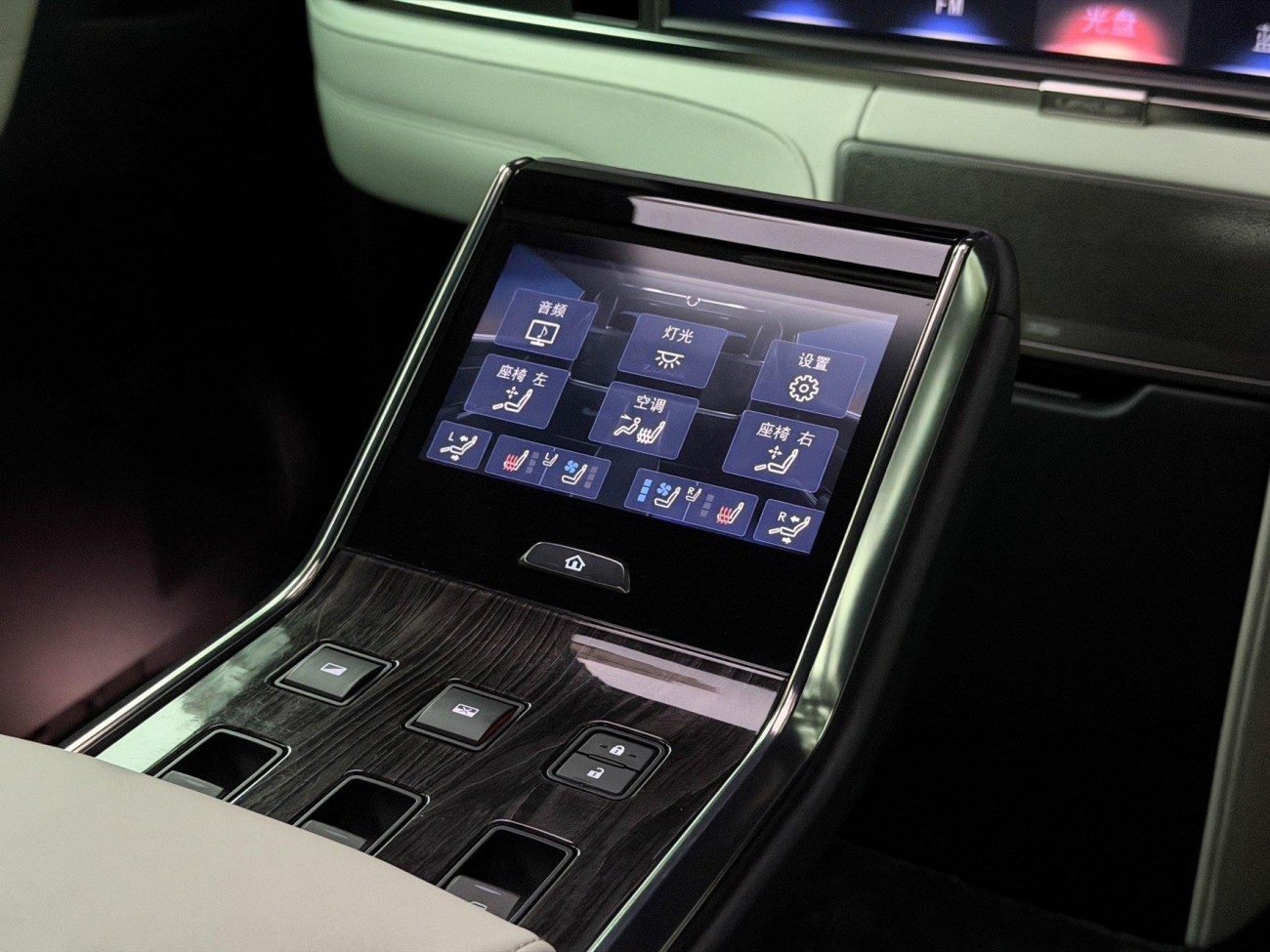 Lexus LM 300h 2022