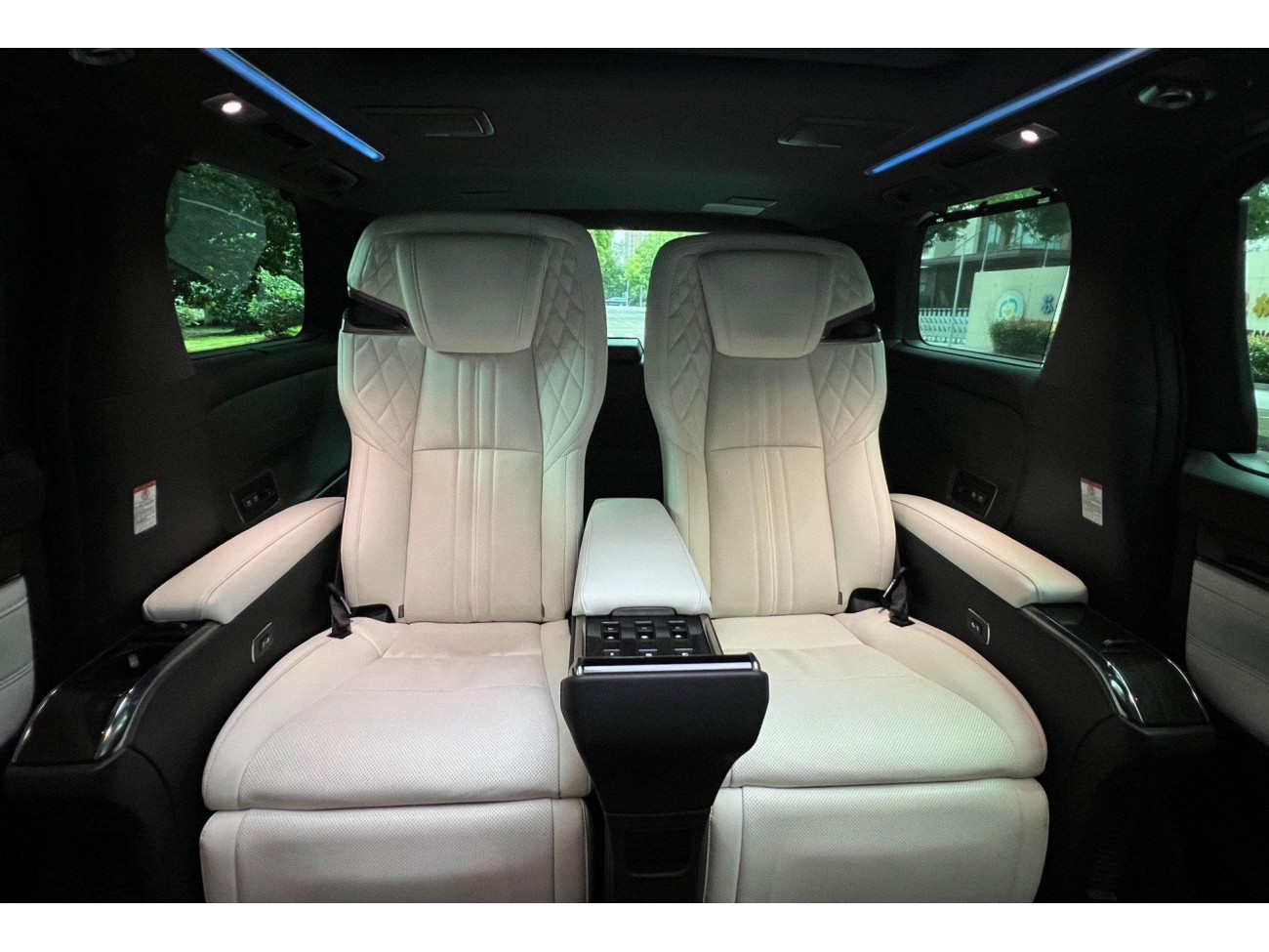 Lexus LM 300h 2022