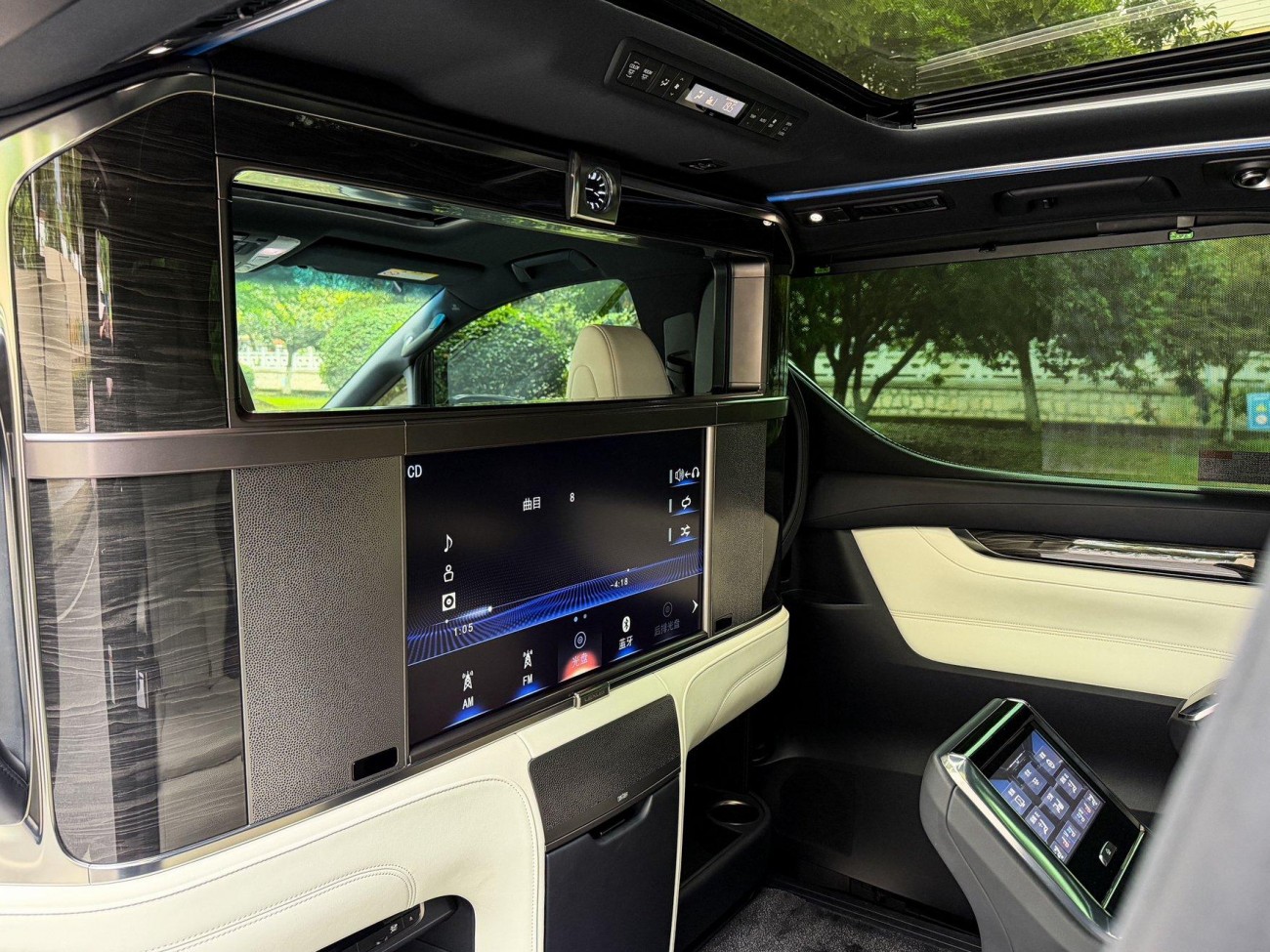 Lexus LM 300h 2022