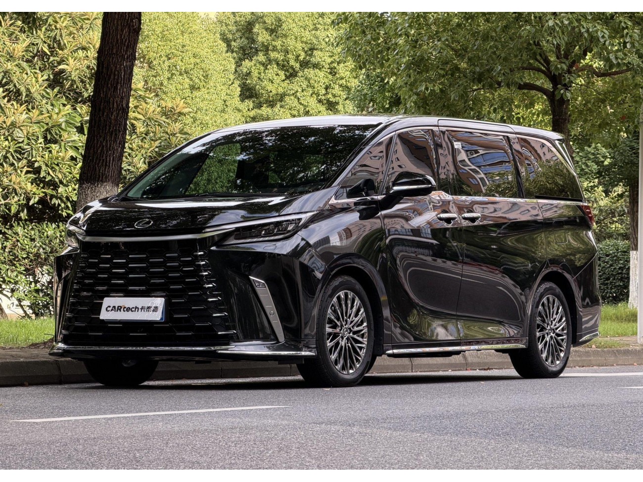 Lexus LM 500h 2024