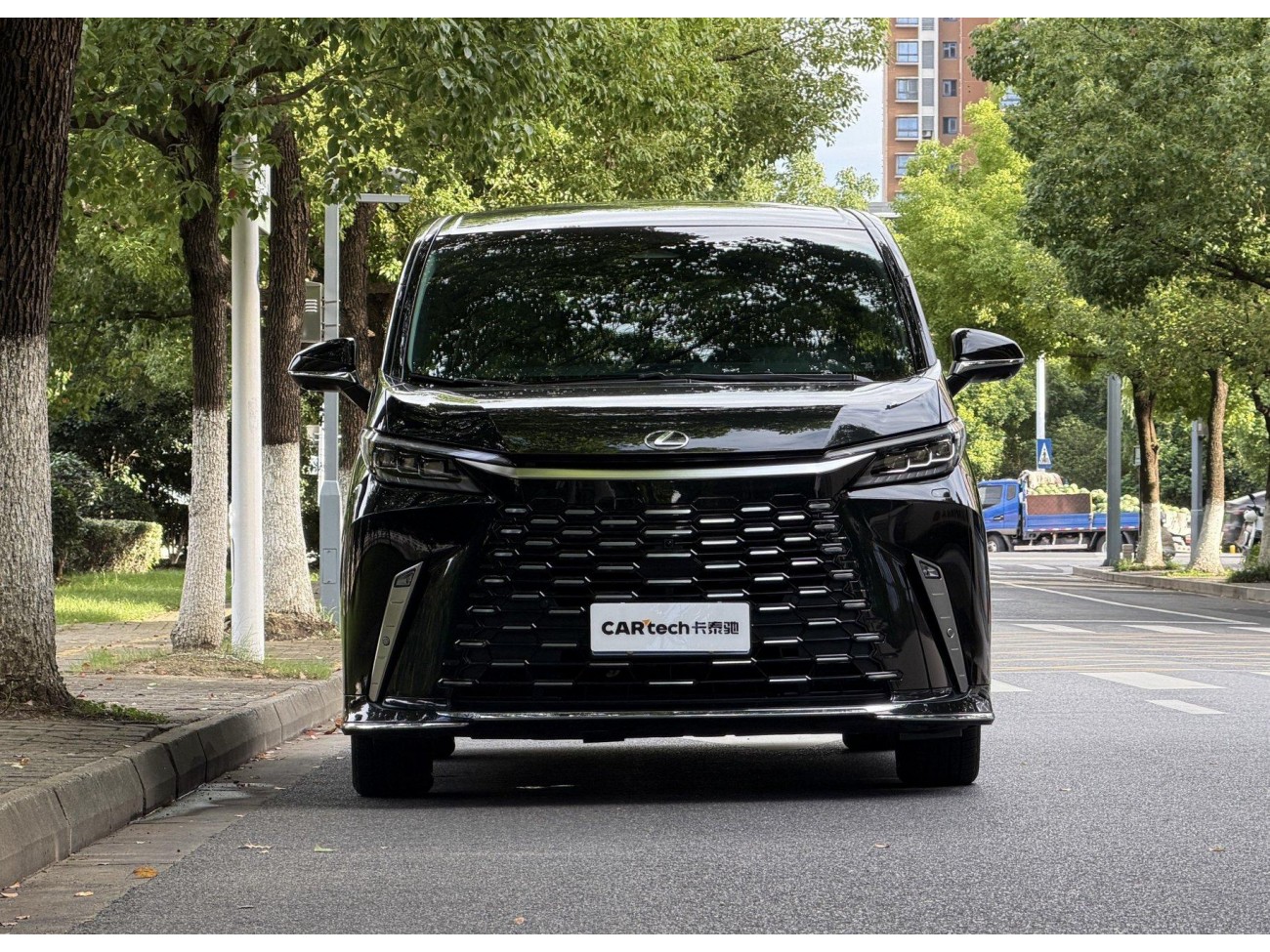 Lexus LM 500h 2024
