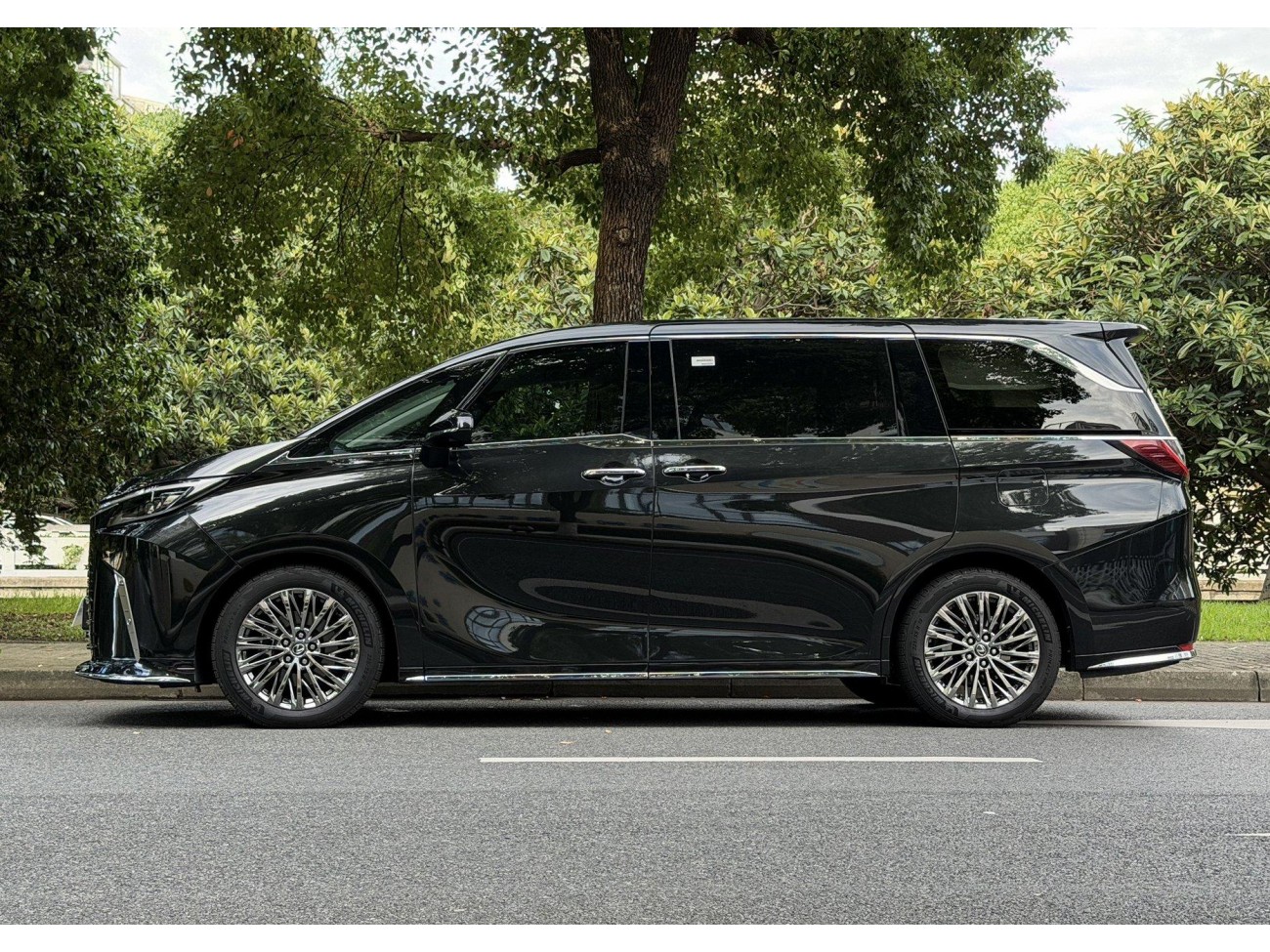 Lexus LM 500h 2024