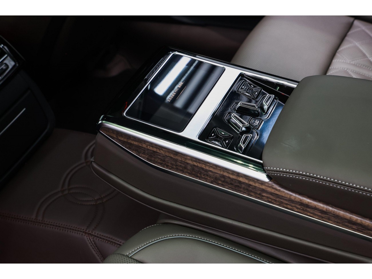 Audi A8L 55 TFSI 2025