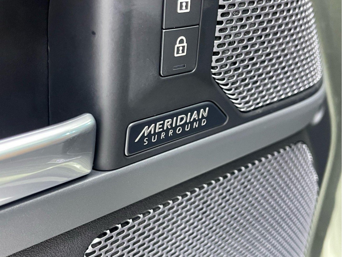 Land Rover Defender 2021