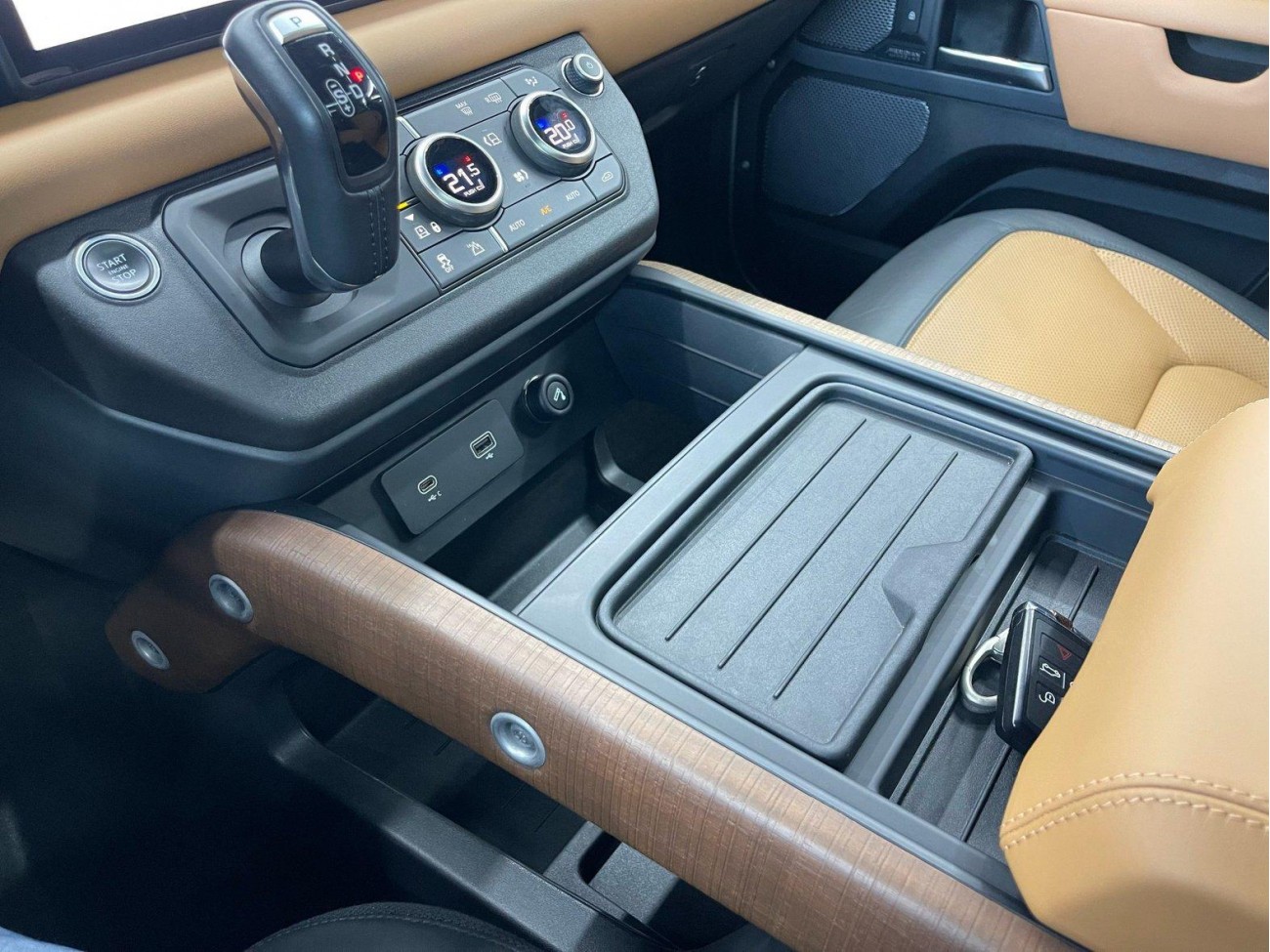 Land Rover Defender 2021