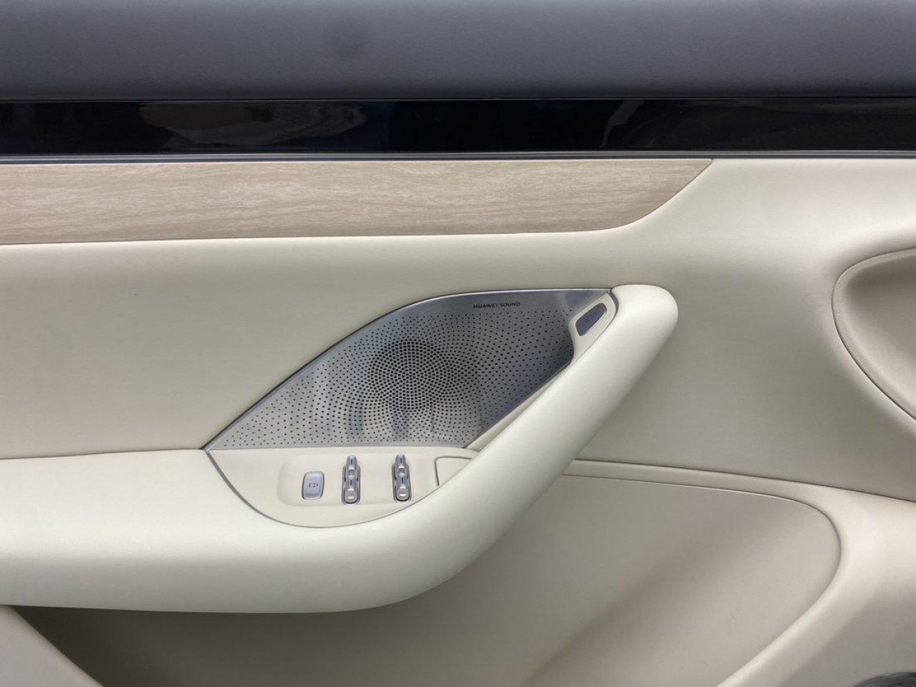 Luxeed R7 2025