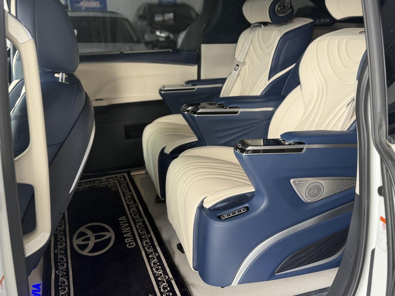 Toyota Granvia 2023