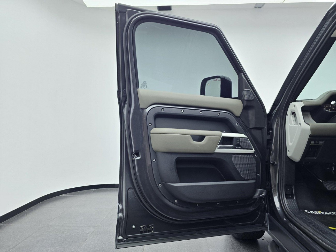 Land Rover Defender 2021