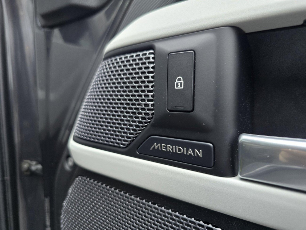 Land Rover Defender 2021