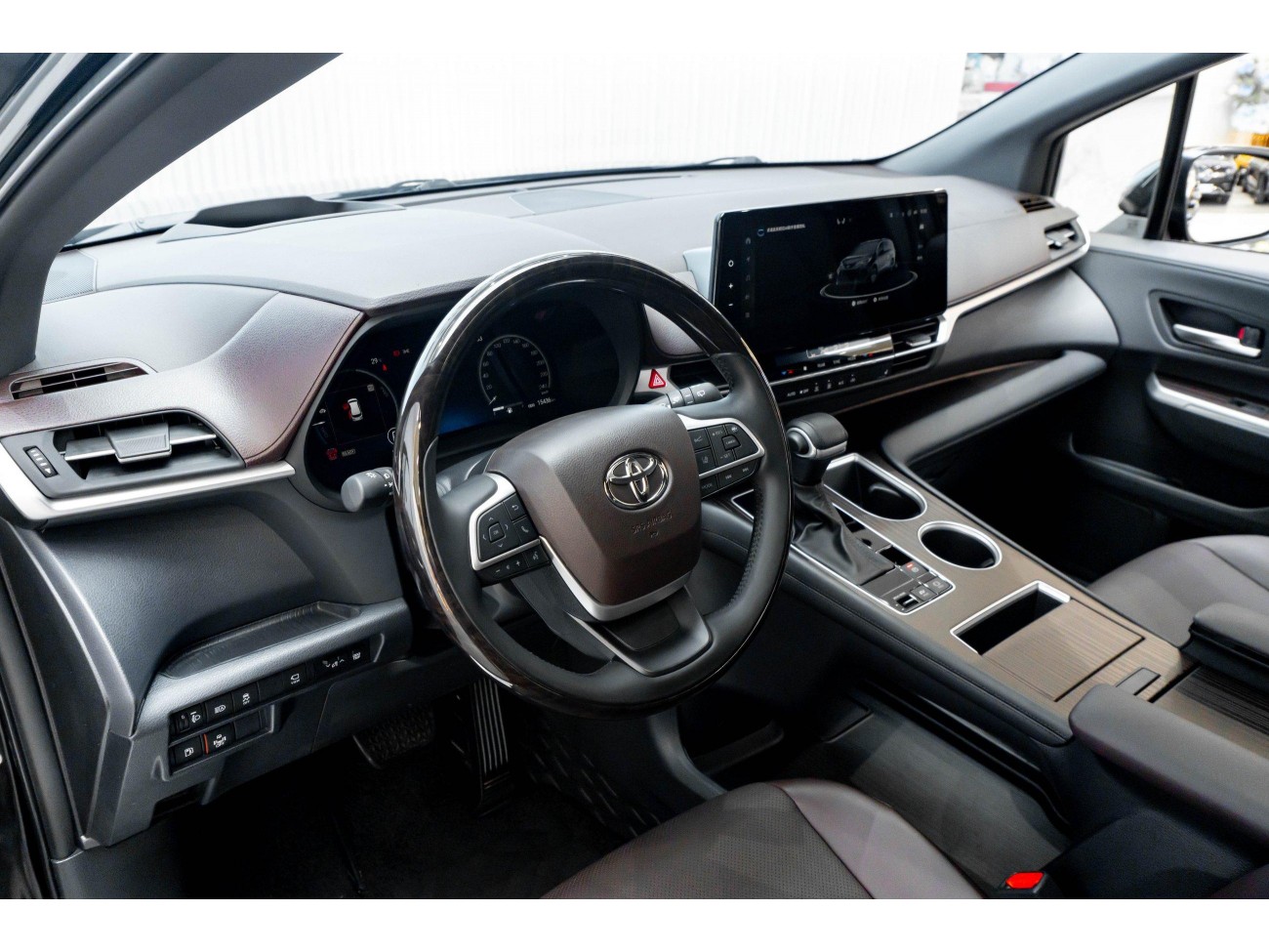 Toyota Granvia 2024